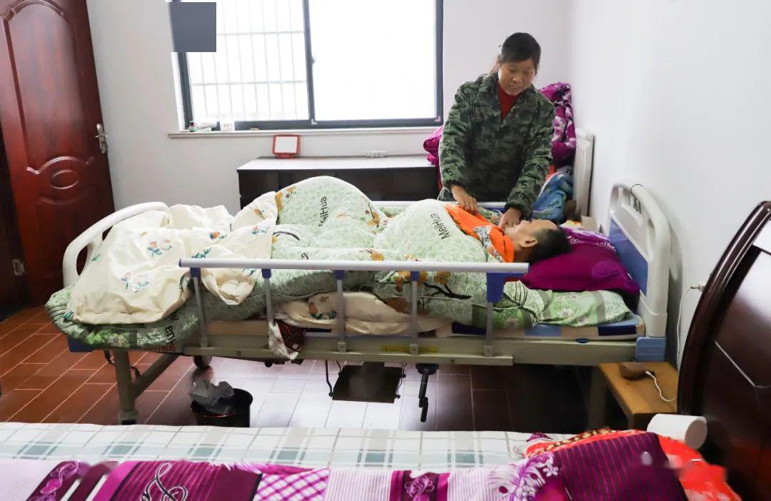 湖口丈夫瘫痪卧床14年妻子用瘦弱肩膀撑起整个家