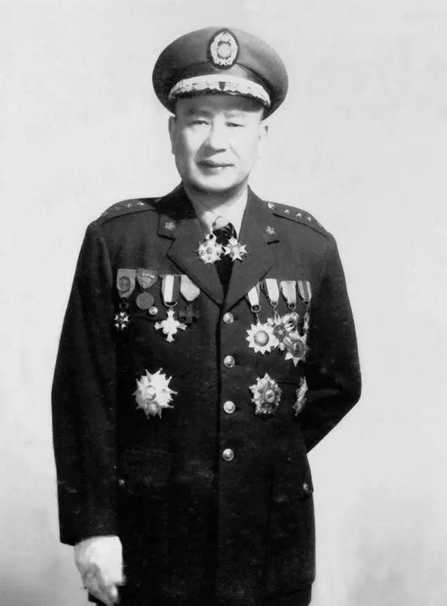 白崇禧1910年,尹昌衡返川,任四川督练公所军事科长,后升任编译局总办.