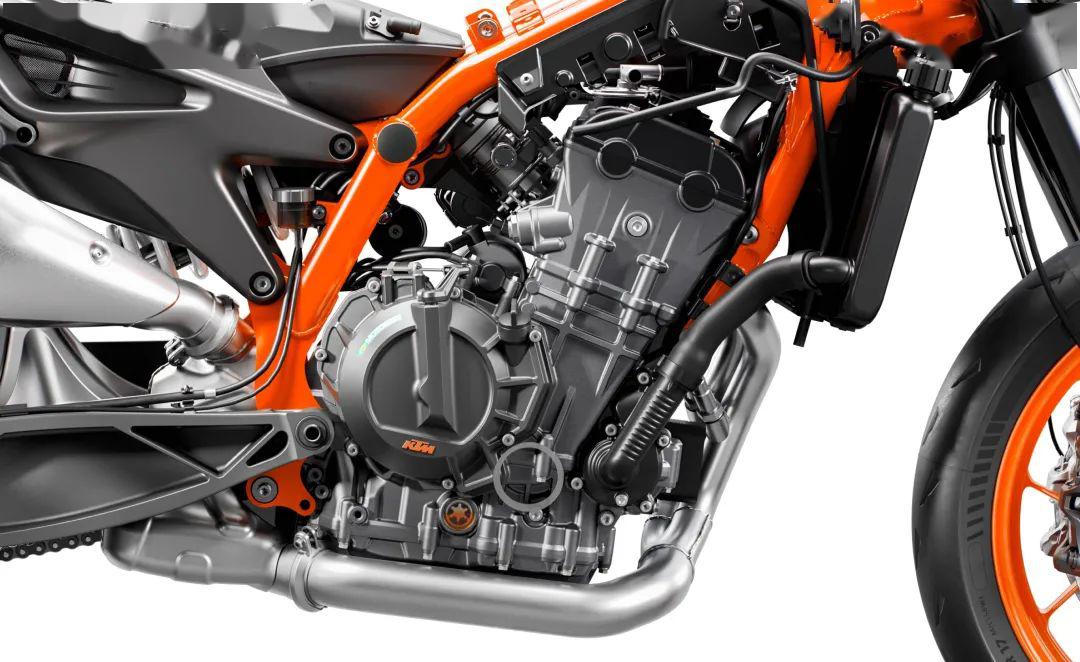 ktm 的 duke 790 广受车友们的喜爱,如今 ktm 迎来了 duke 890 r!