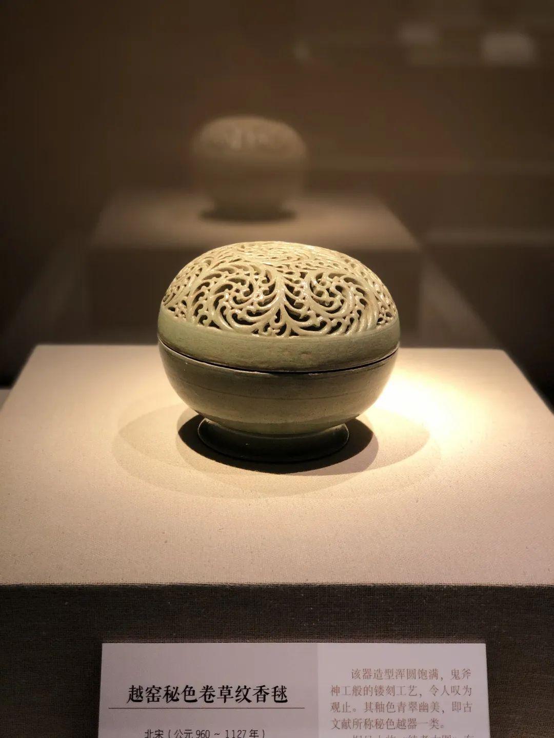 越窑秘色香毬北宋(公元960-1127年)高12.4厘米 口径15厘米 底径12.