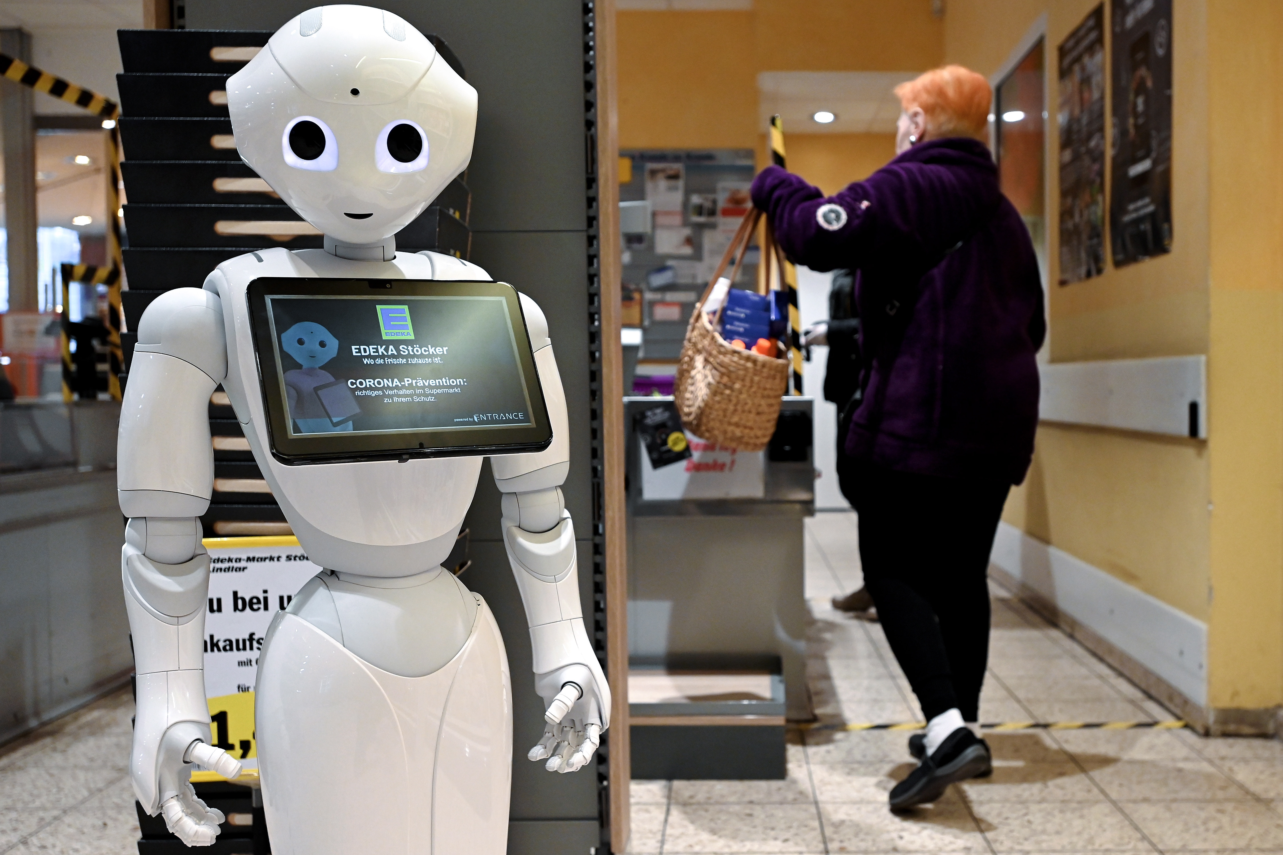 德国超市里的机器人服务员