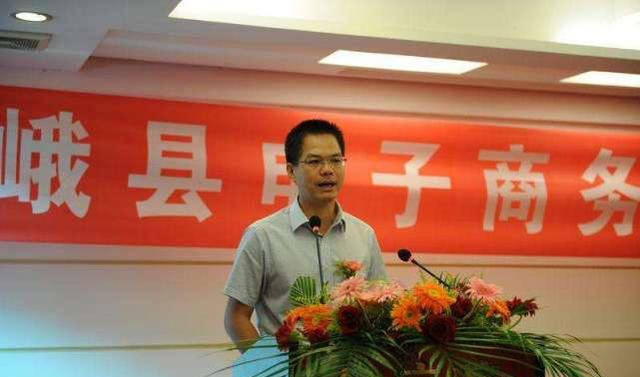 "3月31日晚,广西天峨县副县长梁昌旺在果园里,对着直播镜头咬下一口