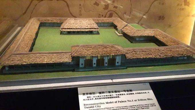 3500年前左右的二里头遗址(很多学者认为就是夏文化),宫殿建筑群的