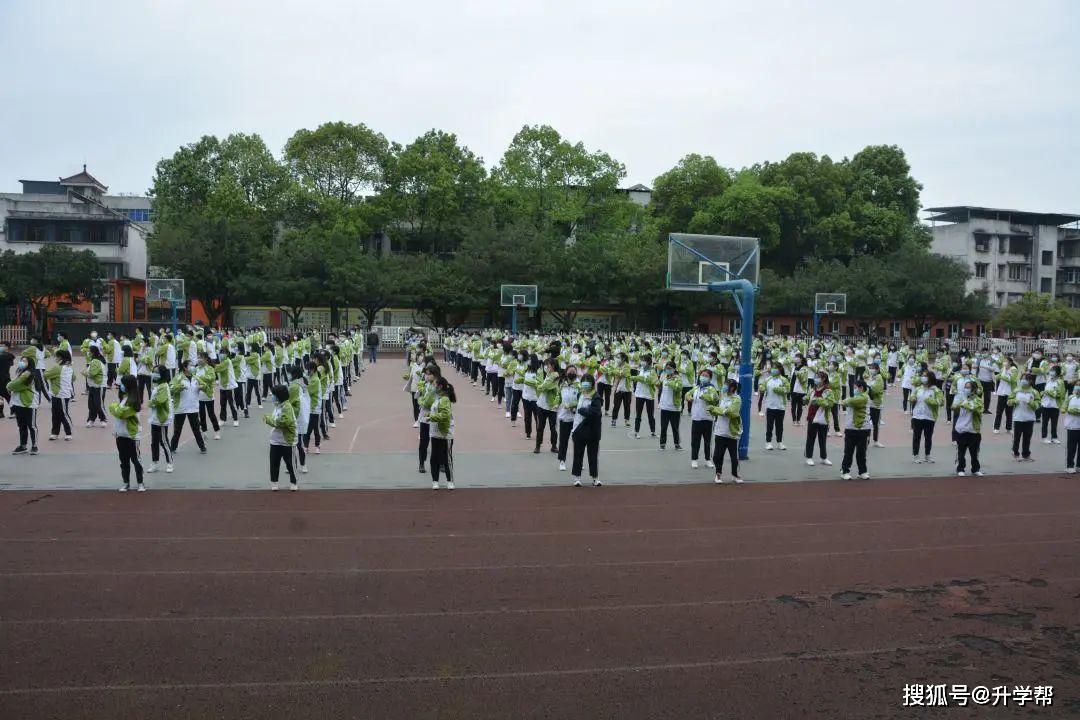 课间锻炼泰兴中学学校政教处根据学校防控应急制度,严格落实晨检,午检