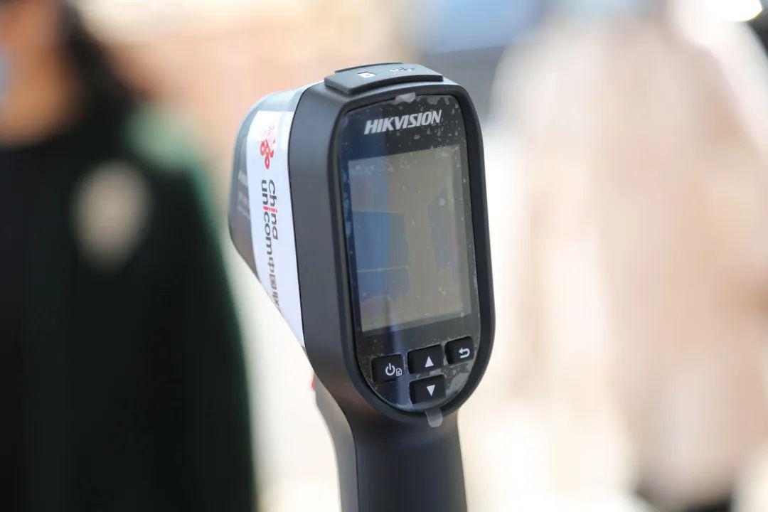 学生接受消毒后通过校门,由热成像人体测温仪自动检测体温,体温正常者