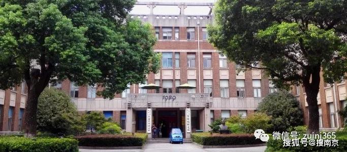 成为40位入学者中最后成功毕业的8名学生之一,亦是南京中央医院儿科