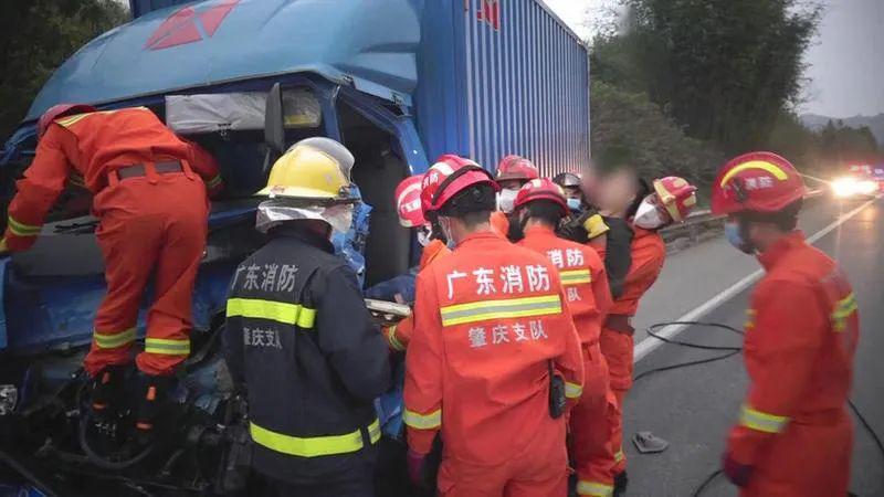 二广高速广宁往怀集方向发生一起交通事故司机被困在货车里
