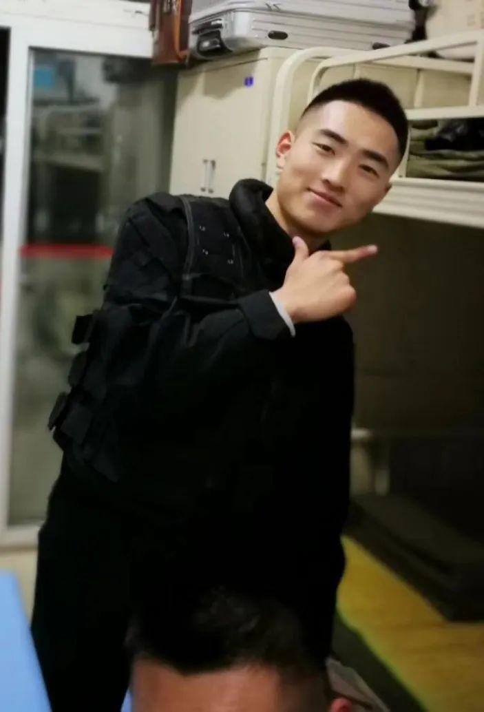 东方航空空少张斌杰从腼腆内向到开朗自信感恩西航让我不断改变