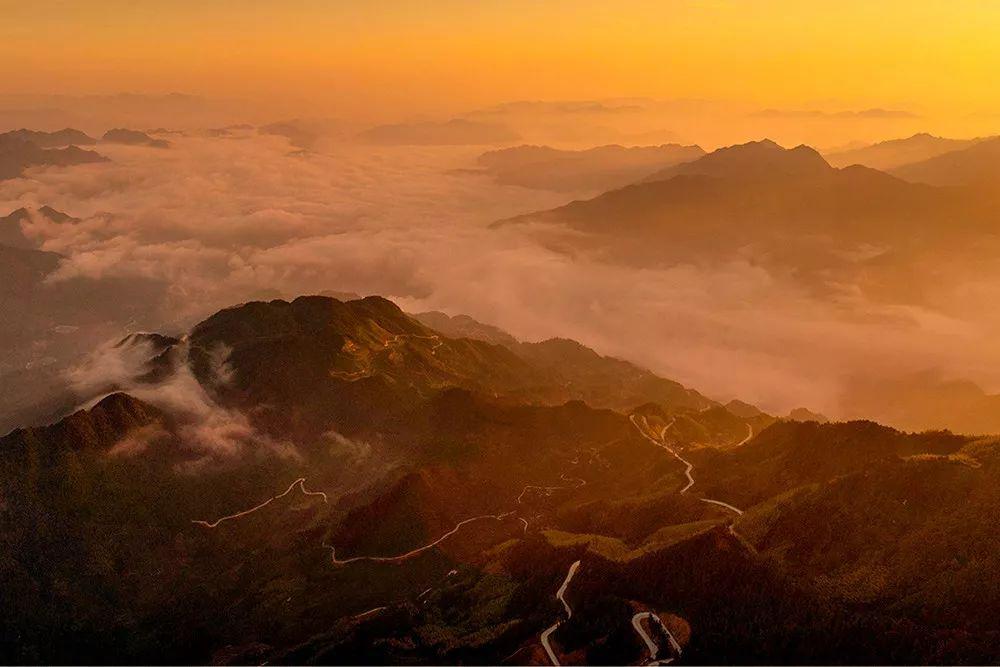 日出日落与唯美天空写下诗画看远处云海翻涌站在山巅那是敕木山最迷人