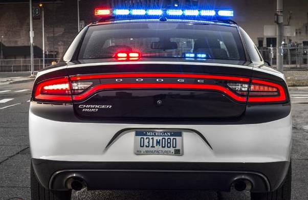 美国警车也更新换代,老福特被淘汰,肌肉大v8的"追击者"来了