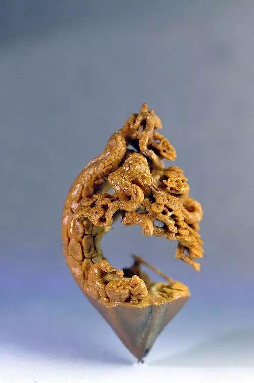 魏学洢用生动简洁的语言,不仅描绘了"核舟"上栩栩如生的人物形象和