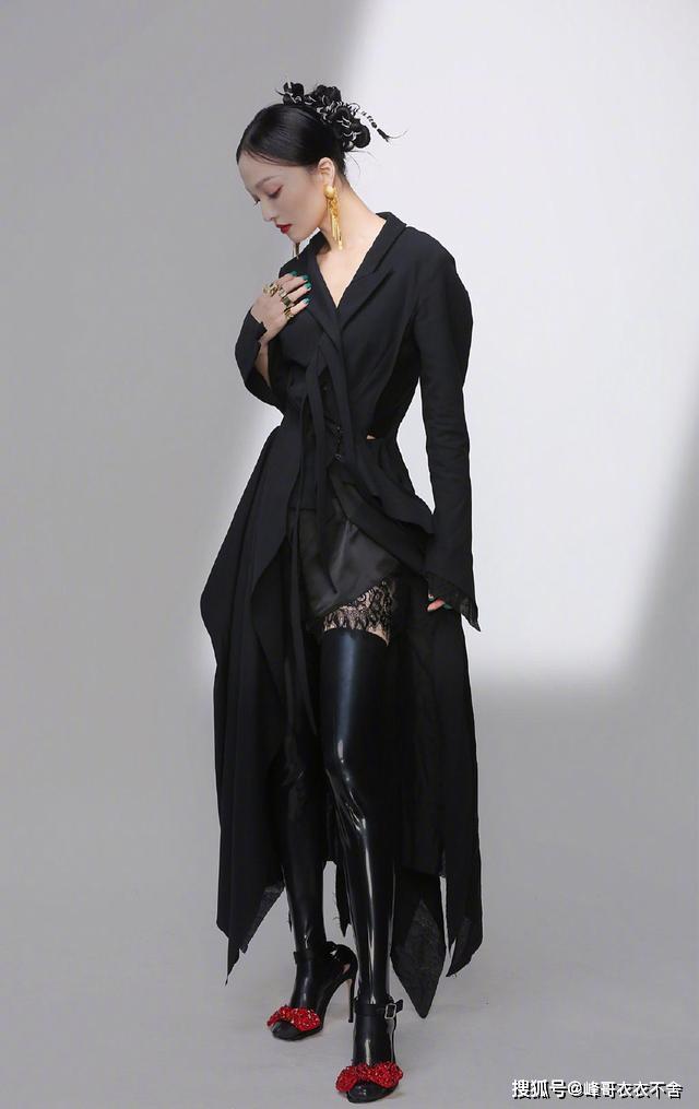 张韶涵"暗黑系"太惊艳,哥特式洛丽塔风格,这还是熟悉的她吗