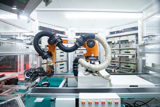 vivo自有工厂流水线vivo没采用代工厂制造手机主要是出于两点考虑:一