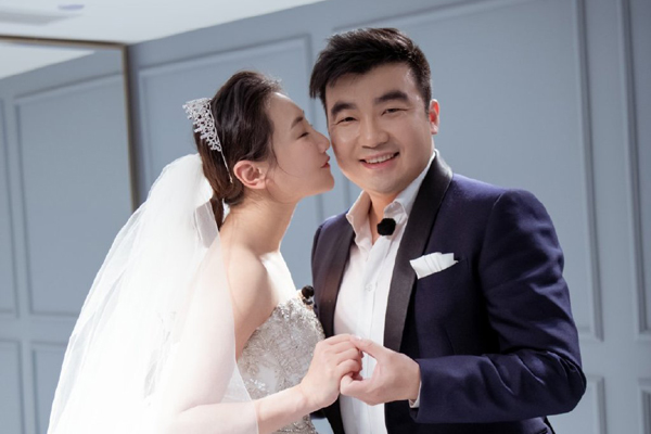 31日晚间,梁超在微博晒出孩子和妻子的照片,并发文回应争议:"其实办