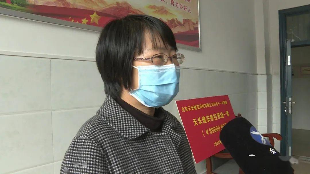 会宁一中党总支书记雷玉芳说:"九一届高三(1)班全体同学心系母校,感恩