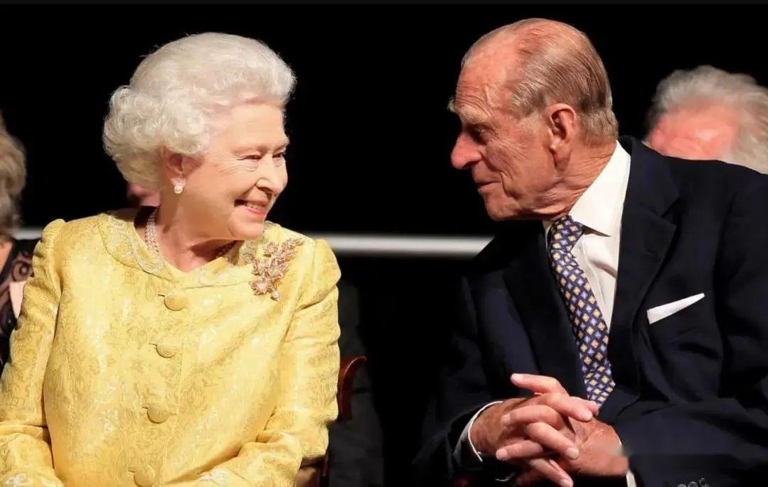 一场新冠疫情,女王和菲利普亲王在分居两年后终于又住在了一起!