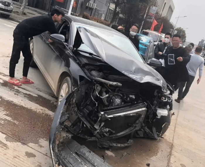 大众帕萨特马路碰撞丰田陆巡网友陆地巡洋舰是中保研那堵墙吧