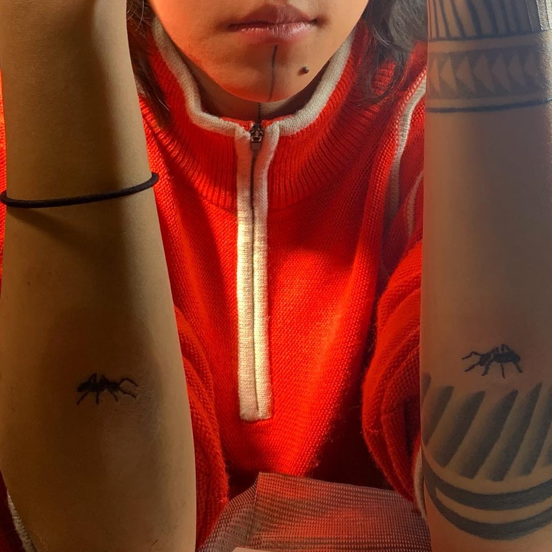 原创窦靖童罕见晒自拍发型像菠萝纹身十分抢镜