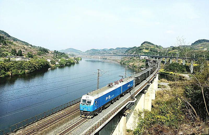 货运火车在达成铁路上飞驰同时,协同开通万州—开州—达州"平湖快巴"