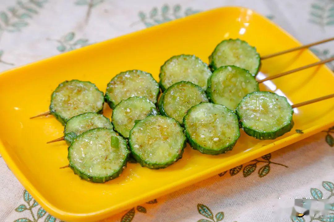 烤黄瓜也是烧烤里的大佬,别看这绿油油的,滋味却不一般.