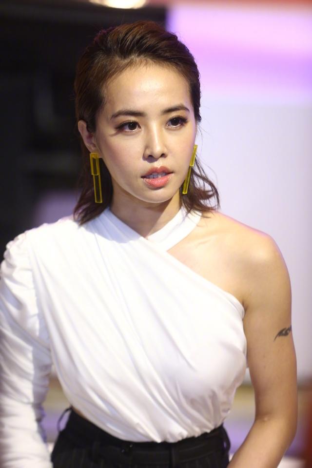 蔡依林阴阳裤厉害一半西装一半百褶裙配回形针耳环更个性