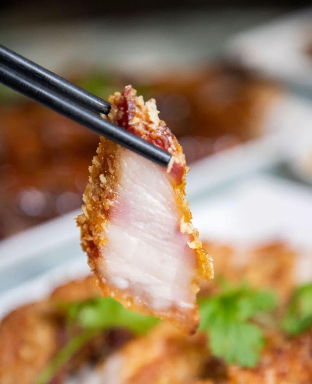 皮脆,肉嫩,入味 还有鲜香的鹅汁慢慢渗出 香酥嫩口的脆皮叉烧 焦香和