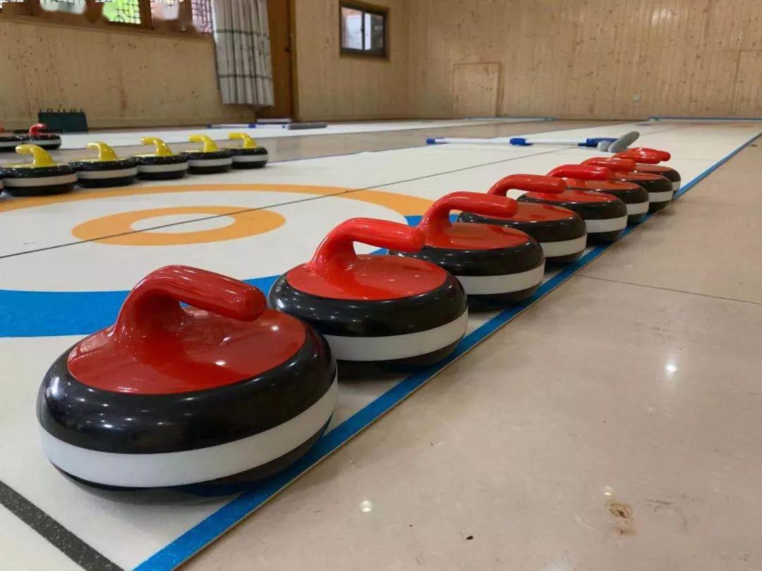 天气转凉,团建怎么玩——当下热门项目旱地冰壶走起!