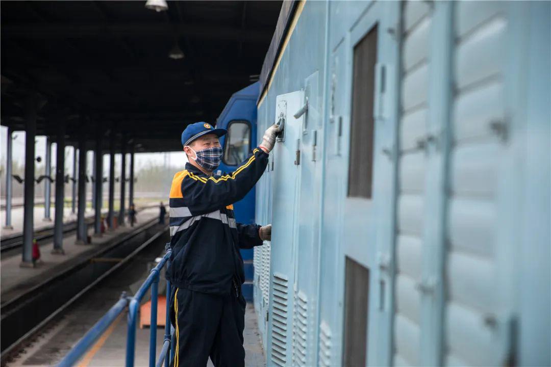 拳拳敬業心濃濃機車情鐵運處機務段機車司機素描