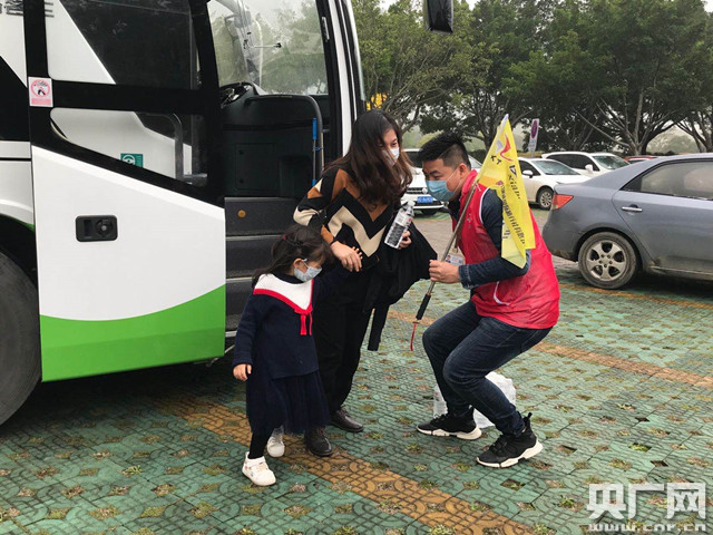 导游为市民游客提供服务(央广网记者 陈庚 摄)