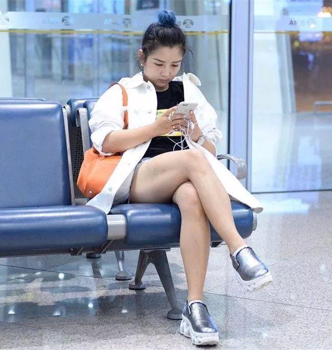 何洁真不顾自己身材了宽松衣遮不住水桶腰搭厚底鞋变五五分