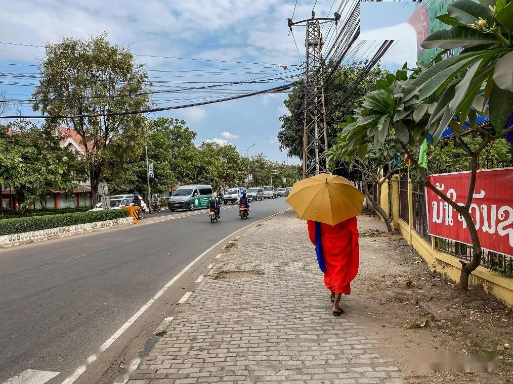 老挝首都实拍:街头有不少的中国元素,据说有十万中国人在此经商_万象