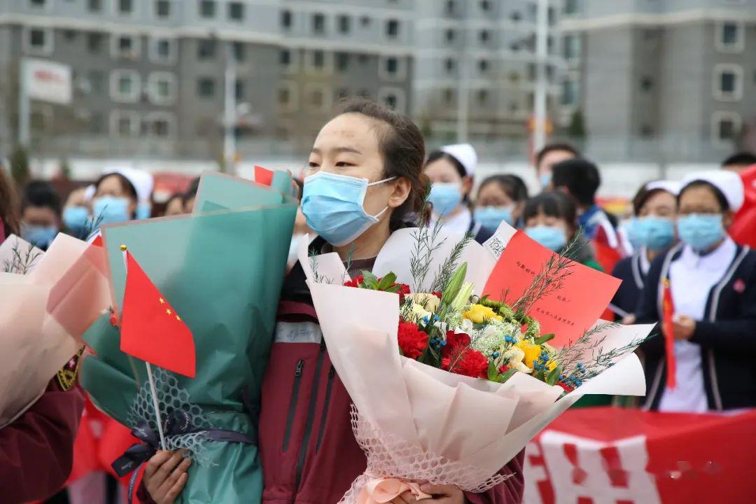 凛冬相送春风迎归定西市人民医院第二批援鄂抗疫勇士凯旋归来