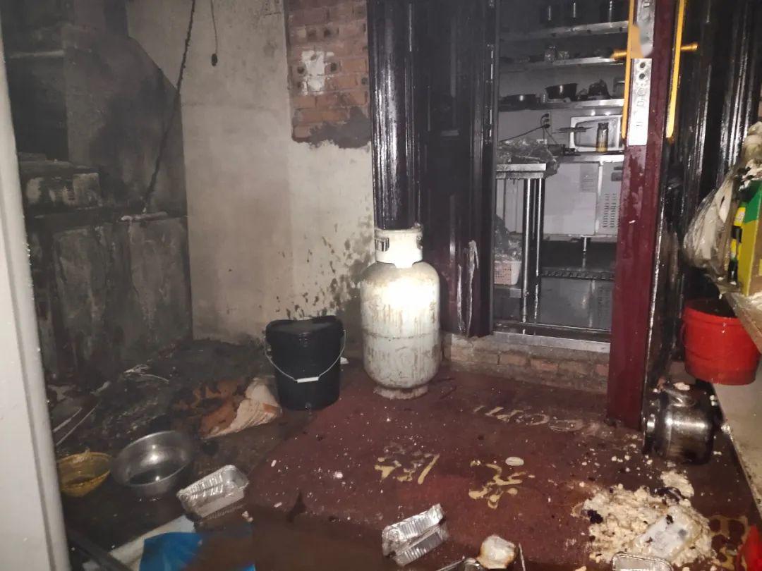 长治一烧烤店后厨起火现场浓烟滚滚万幸