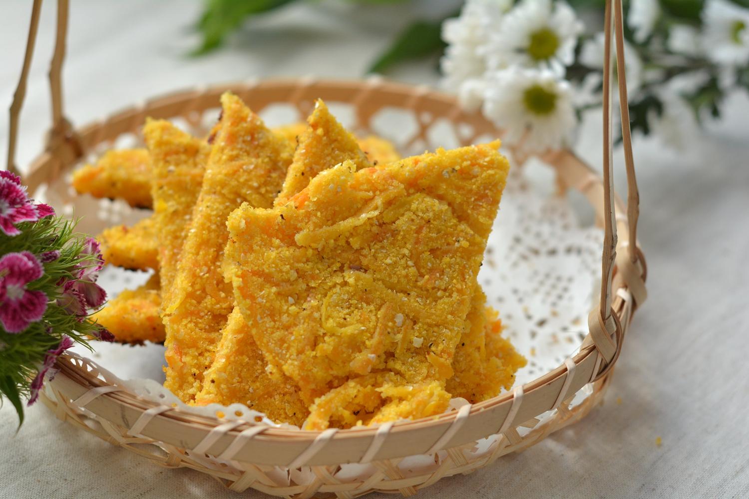 【材料】玉米渣适量,玉米面适量,南瓜1块,凉水适量,盐1小勺,油少许1.