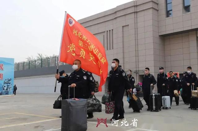 石家莊監獄封閉執勤幹警走出監獄大門冀東分局第四監獄幹警勝利歸來