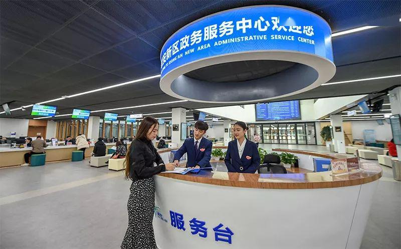 1月3日,雄安新区政务服务中心,服务台工作人员正在为市民解答办事流程