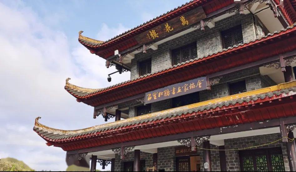 给小可爱们推荐一处绝佳的赏花点,那就是万花楼上的观景台.