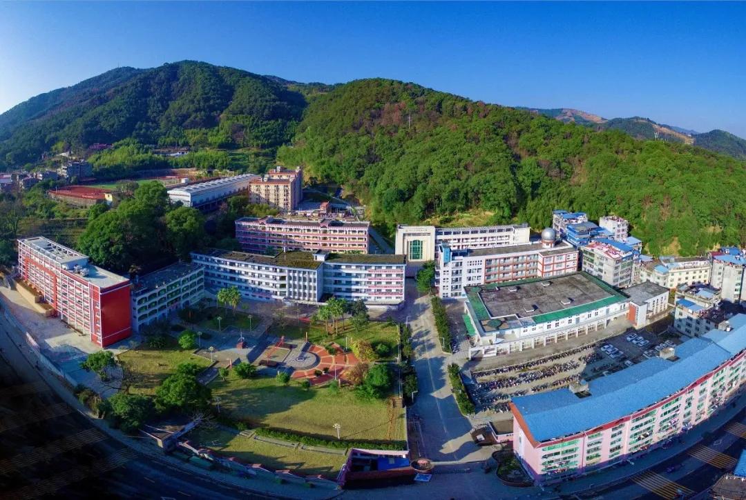 记得我中学读的政和一中,原来学校大门开在西边一点,校门口小吃店生意