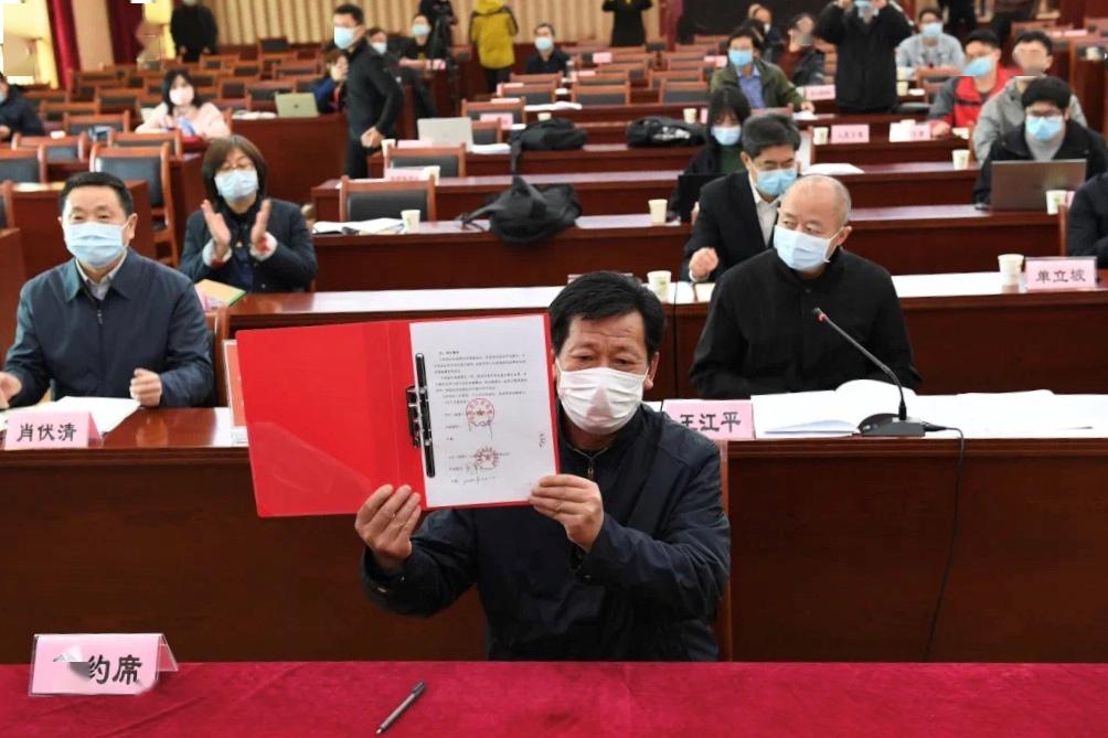 湖北广播电视台垄上频道总编辑王小红与南方农村报社主编陈永签订《粤