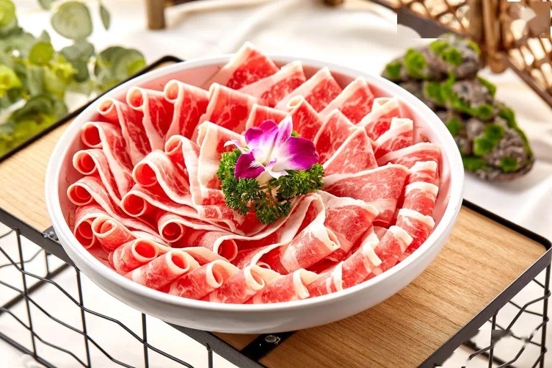 精品肥牛 ▼各式各样肉类拼盘 蔬菜拼盘虾滑一出场,没有几个吃货能