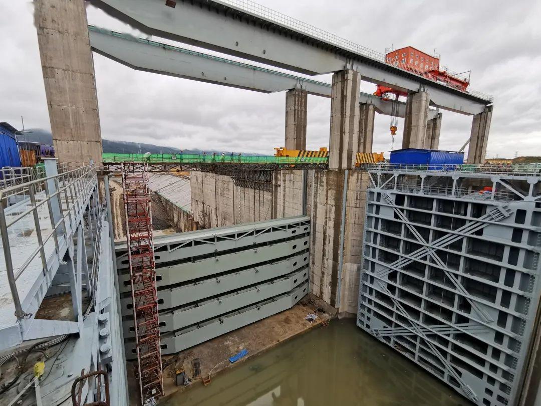 葛洲坝承建的大藤峡水利枢纽工程船闸试通航成功