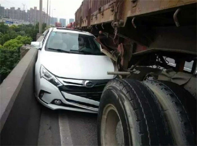 比亚迪这次又火了车祸中无视70吨重物网友日系早就没了