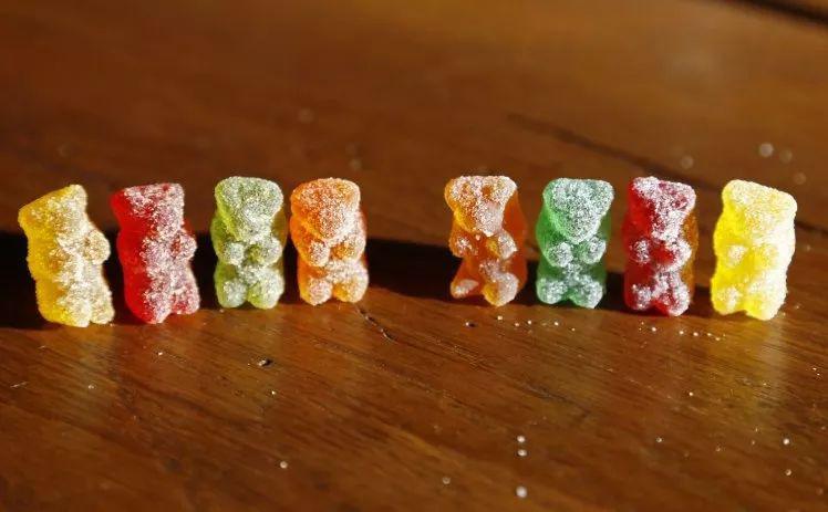 伪装毒品长得竟和孩子零食一样你能分清左右哪边的棒棒糖是毒品吗