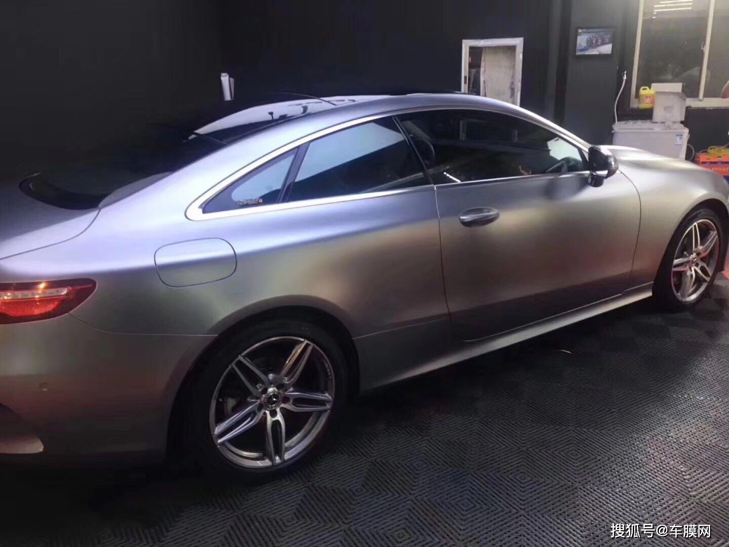 奔驰e200电光钛银灰贴膜改色效果图