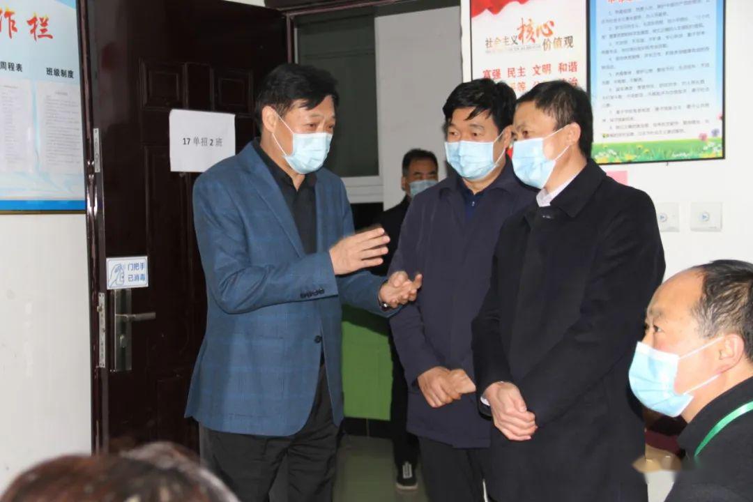 彬州市人大常委主任景群峰来职教中心调研开学准备工作