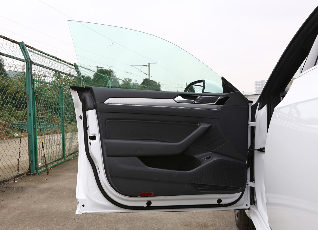 敢卖奥迪a4l的价格配备无边框车门买它的都是真爱粉