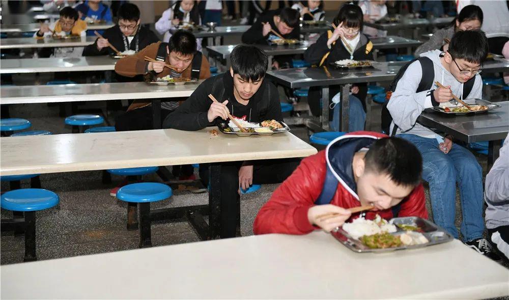 广安3.5万余名高三学生结束"超长寒假"回到校园_食堂