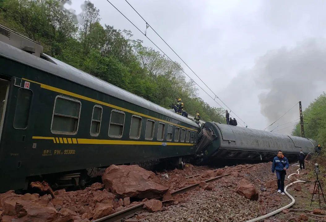 最新情况t179次客运火车在郴州境内侧翻起火事故致1死4重伤附视频