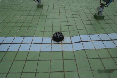 (垂直的雨水落水管可用2个45度弯头组合,不能用90度弯头)正确做法