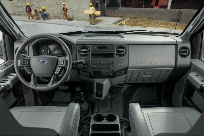 【f750极端朴素的内饰,造型还停留在上一代f系列,中控台上没有任何